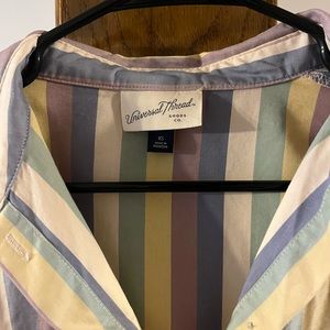 Universal thread shirt. Size XS